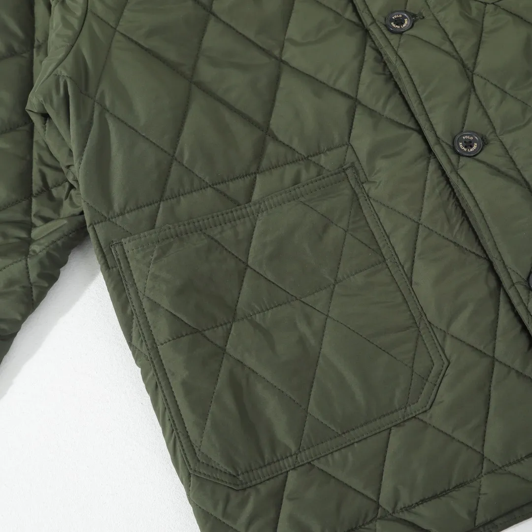 P370 #R50 Ralph Lauren/Ralph Lauren classic old money style workwear rhombus retro cotton jacket. Inspired by retro workwear, it reshapes the contemporary British style. Imported machine-pressed diamond quilting technology, every quilting line is accurately aligned, and the details are full of ingenuity; three-dimensional tailoring creates a neat H-shaped silhouette, and it can still remain light and straight when worn in multiple layers in autumn and winter. Customized metal buttons, low-key embellished textured corduroy lapel design, full of retro atmosphere, 37.5° temperature control black technology, breathable and moisture-proof, locks in temperature and sweat, waterproof and snow-proof fabric, no fear of bad weather, anti-run cotton patented technology, warm and soft, long-wearing without deformation, five high-end colors: navy | khaki | black | green | brown, easily suitable for commuting, leisure, and travel. Wearing one piece gives off a calm temperament of "old money style", and you can have both style and warmth in low-temperature weather.  Color: Navy blue, black, khaki, military green, brown Size: S M L